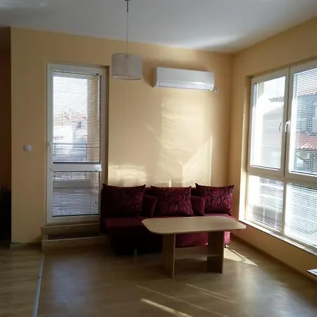 Lyudiev Апартамент *